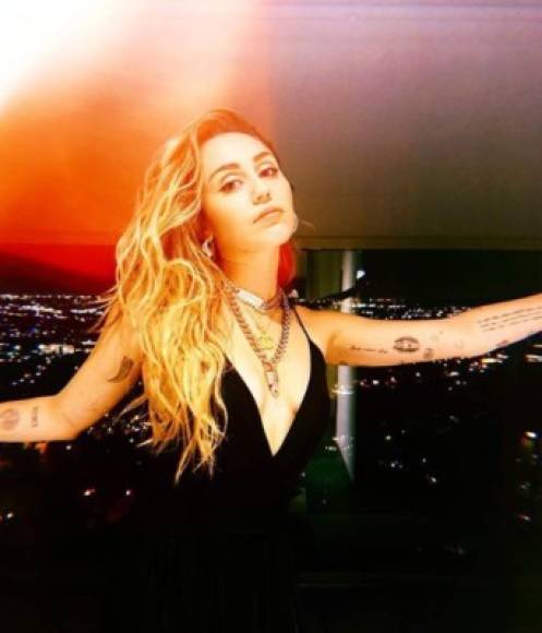 Mientras que Miley Ray Cyrus nació en Franklin, Tennessee, 23 de noviembre de 1992, su nombre original es Destiny Hope Cyrus, es una cantante y actriz estadounidense. <br/><br/>Asimismo se dedica a causas humanitarias y al activismo en favor de los derechos del colectivo LGTBI.