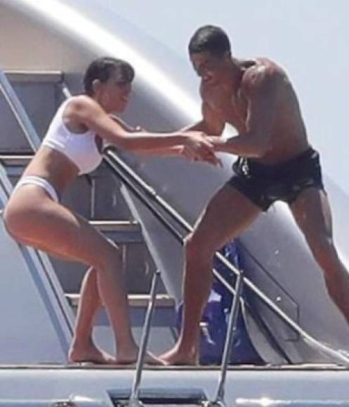 Cristiano Ronaldo aprovecha sus pocos días libres para compartir tiempo con su novia Georgina Rodríguez. Antes del próximo partido de la Juventus en la Serie A, el futbolista portugués disfrutó del sol con su pareja en su yate de USD 18 millones.