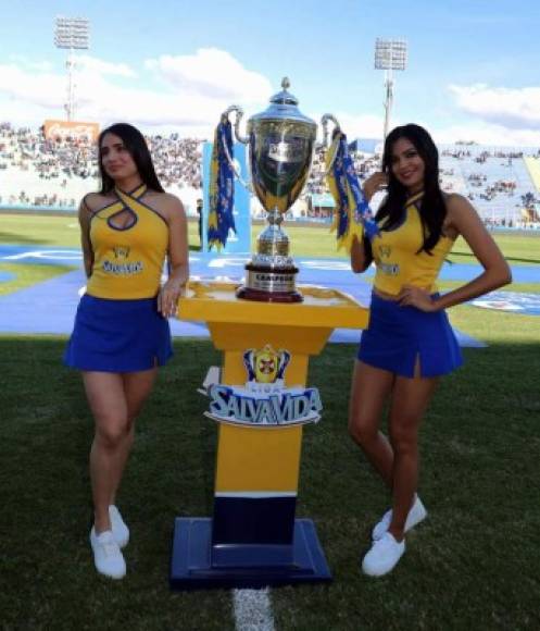 Las hermosas modelos que custodian la Copa que conquistará el campeón del Torneo Apertura 2018.