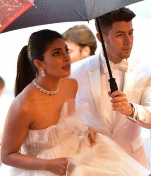 Priyanka llegó de la mano de su esposo, el cantante estadounidense Nick Jonas.