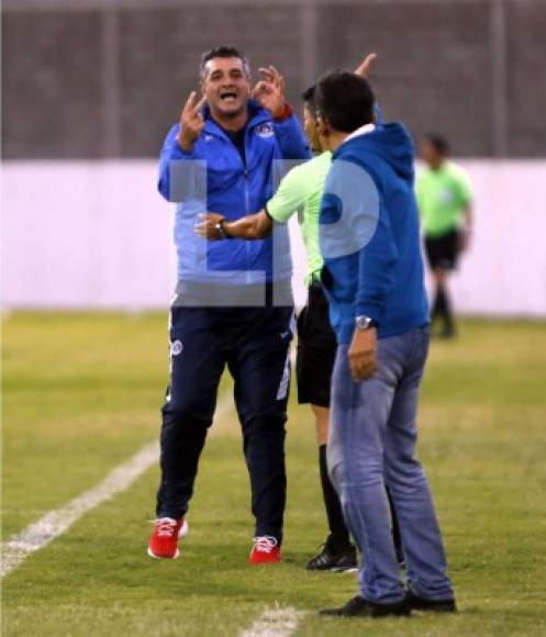 Estos gestos le hizo Diego Vázquez a Salomón Nazar. El técnico de Motagua estaba como loco.