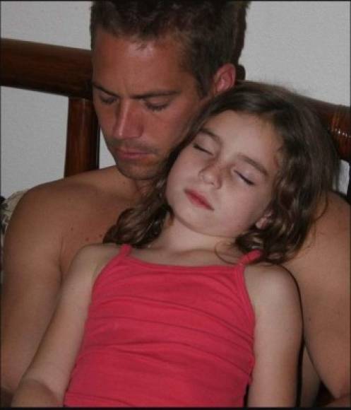 Meadow publicó una foto antigua de ella y su padre en la que ambos aparecen durmiendo. 'Un día tonto para recordar con tristeza. Hoy es una celebración del amor y la felicidad que trajiste al mundo', escribió la jovencita. 'Aquí hay una foto de mi mejor amigo y yo haciendo la siesta'.<br/>