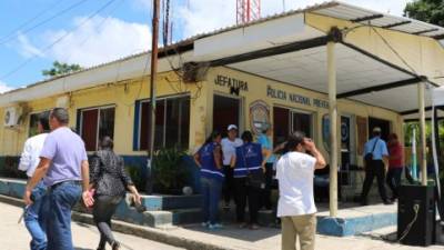 La sede de la Policía Nacional es muy pequeña para albergar a los agentes que dan seguridad a la población de Tela y sus alrededores.