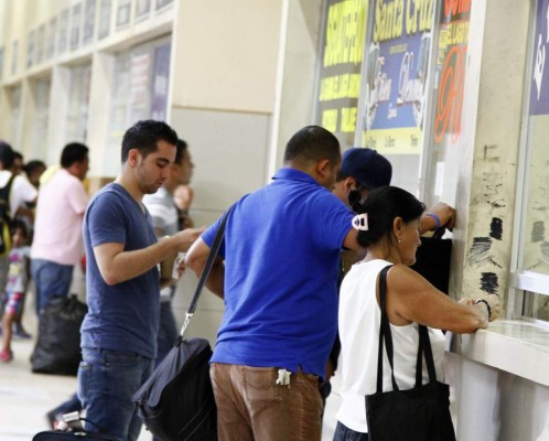 Por feriadón se triplica venta de pasajes en la terminal de buses