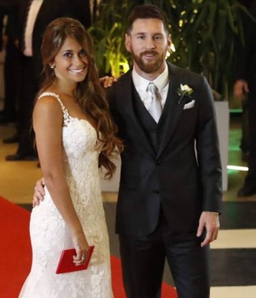 BAS039. ROSARIO (ARGENTINA), 30/06/2017.- El jugador argentino Lionel Messi (d) y su esposa Antonella Rocuzzo posan tras casarse hoy, viernes 30 de junio de 2017, en Rosario (Argentina). EFE/David Fernández