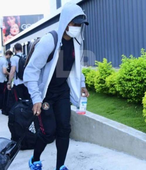 El venezolano Josef Martínez utilizó en todo momento una mascarilla e inclusive fue captado por el lente de Grupo Opsa portando un medicamento.