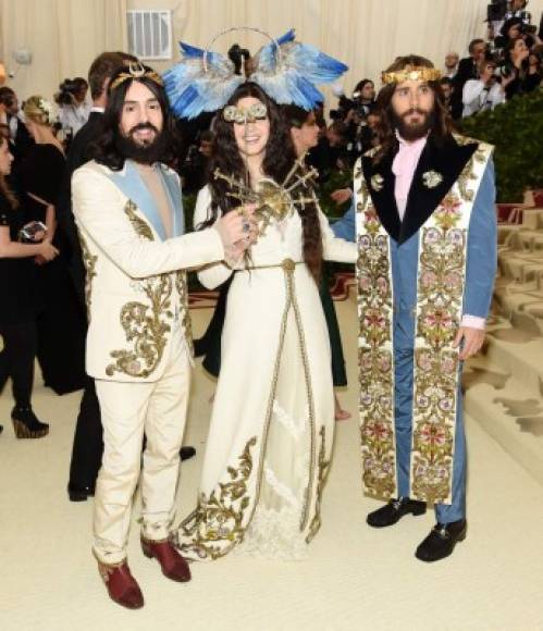 <br/>Del Rey y Leto, junto a Michele, formaron un conjunto implacable en una tarde primaveral en la que si algo hicieron fue respetar la temática católica de la Gala del Met. La estupefacción que puedan causar en comparación a otros asistentes ya va más acorde a lo que podría sorprenderle a un ciudadano norcoreano encontrarse con un belén bien completito en pleno Pyongyang. De Gucci, eso sí. Un belén de Gucci.<br/><br/>Jamie McCarthy/Getty Images/AFP