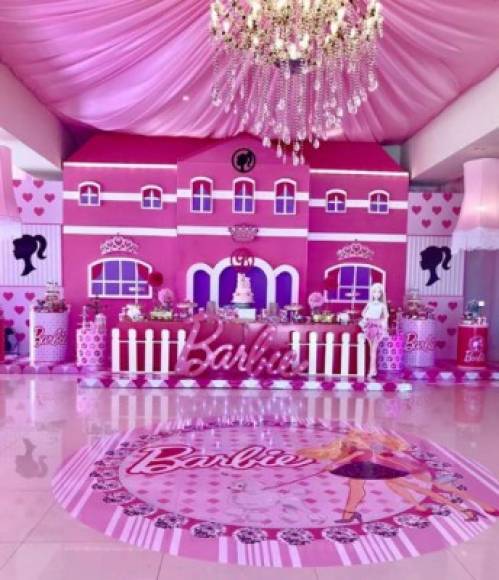 El fotógrafo Antonio Tizoc publicó este fin de semana una imagen donde aparece Emma Coronel posando al frente del Candy Bar decorado con la famosa muñeca Barbie, temática elegida por Emma para la fiesta de sus hijas.