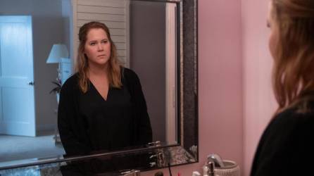 Amy Schumer como Beth, durante una escena de “Life &amp; Beth”.