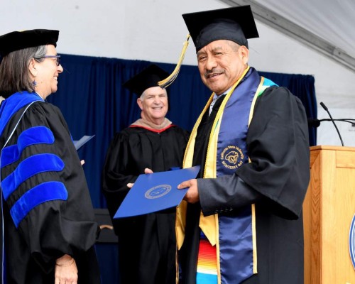 Ex jornalero inmigrante se gradúa con honores de la universidad en EEUU