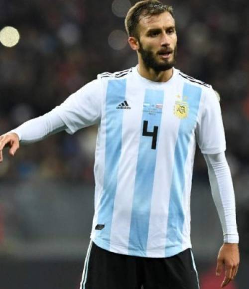 Germán Pezzella (Fiorentina): Defensor argentino de 28 años de edad. Ha sido seleccionado argentino y compartido vestuario con Messi en la Albiceleste.
