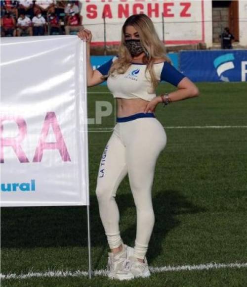 La sexy rubia que robó muchas miradas en el estadio Marcelo Tinoco de Danlí por su belleza y espectacular físico. ¿Quién es esta lindura?
