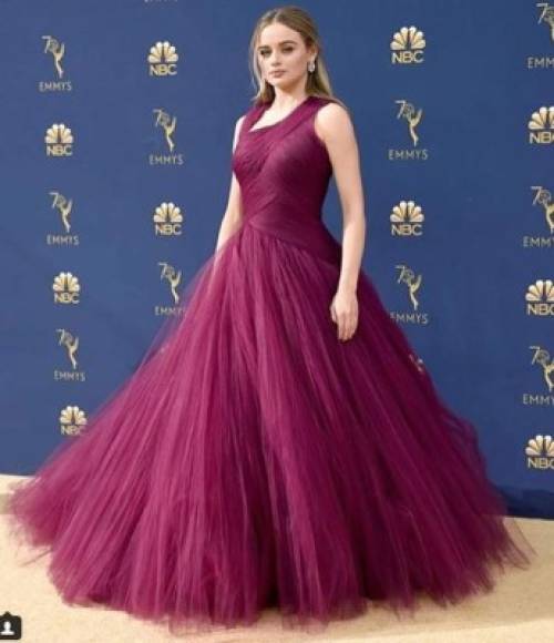 Así de hermosa y con nuevo look se dejo ver la bella actriz en la gala de los Emmys. En esta ocasión no fue acompañada por su novio.