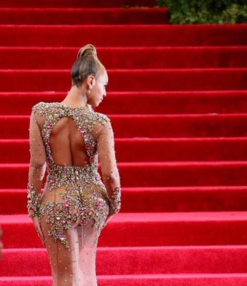 Beyoncé sabe cómo sacarle provecho a sus pronunciadas curvas. Siempre apuesta por look atrevidos y transparencias.