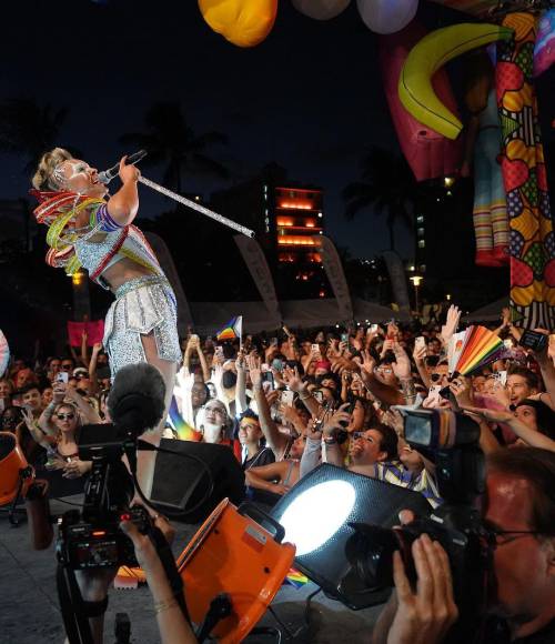 Además de su cambio de imagen, Siwa ha estado en los titulares por su actuación en los iHeartRadio Music Awards 2024 y su presentación en el Miami Beach Pride, donde atrajo a más de 55,000 personas, estableciendo un récord de asistencia.