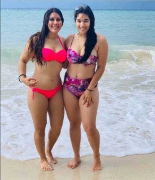 Carolina Lanza junto a su amiga Kiara posando durante sus vacaciones en Roatán.