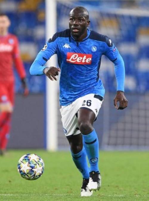 El Napoli ha llegado a un acuerdo con el representante de Kalidou Koulibaly para facilitar la salida del jugador este próximo verano. La directiva del conjunto italiano ha tasado al central senegalés en unos 70 u 80 millones de euros. PSG, Manchester United, Manchester City y Liverpool están interesados en el futbolista.