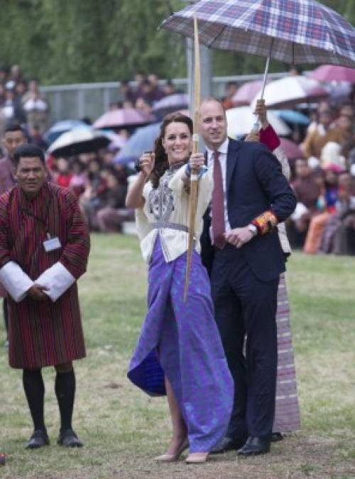 Kate ensayó su tiro al arco durante una recepción ofrecida por los reyes de Bután.