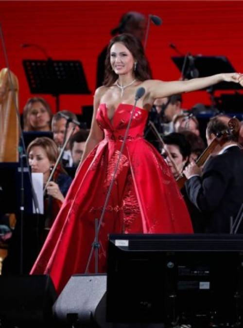 La soprano rusa Aida Garifullina se presentó durante un concierto de gala dedicado al Mundial de Rusia 2018 en la Plaza Roja de Moscú, la noche anterior de la inauguración.