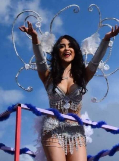 La sensación del desfile carnaval fue la presentadora hondureña, Ónice Flores quien destiló alegría en su carroza.