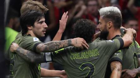 Los jugadores de AC Milan celebrando el segundo gol ante Bolonia marcado por Olivier Giroud.