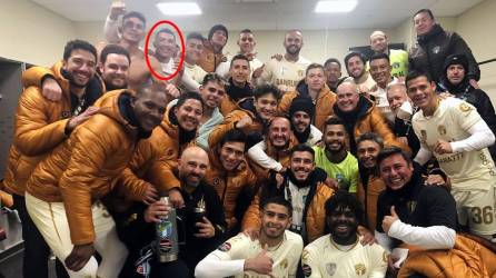 El hondureño Kevin López celebrando con sus compañeros en el vestuario del estadio Dick’s Sporting Goods Park de Denver la clasificación del Comunicaciones.