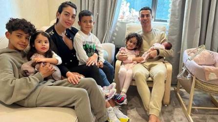 Esta fue la imagen que compartieron Cristiano Ronaldo y Georgina Rodríguez con su numerosa familia.