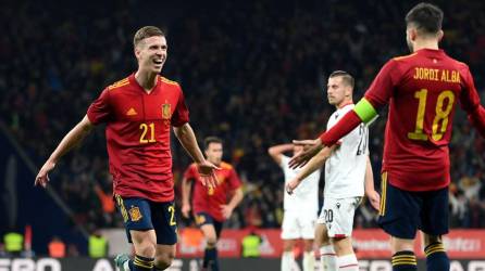 Dani Olmo celebrando su golazo que le dio la victoria a España contra Albania.