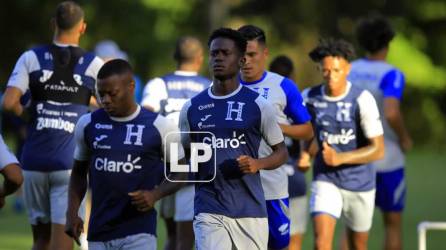 Los jugadores de la Selección de Honduras durante el primer entrenamiento en la escuela Happys Days Freedom de San Pedro Sula.