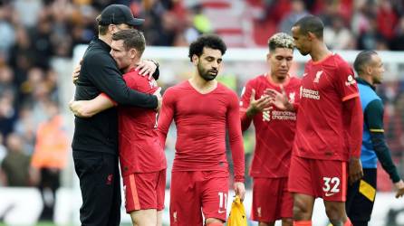 Liverpool quedó subcampeón de la Premier League. Jürgen Klopp consolando a sus jugadores tras el pitazo final del partido contra el Wolverhampton.