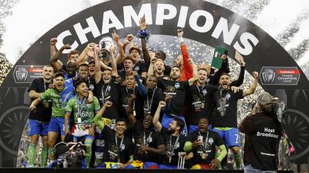 Jugadores del Seattle Sounders celebran el título de campeones de la Liga de Campeones de la Concacaf.