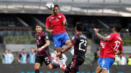 El tico Celso Borges conecta de cabeza el balón frente a la portería de México.