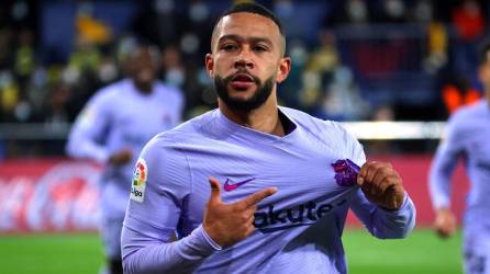 Memphis Depay celebrando su gol en el minuto 88 contra el Villarreal para el triunfo del Barcelona.