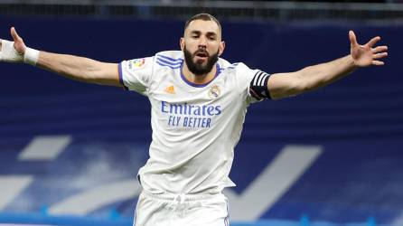 Karim Benzema celebrando su gol con el Real Madrid ante Athletic de Bilbao.