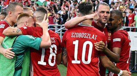 Jugadores de Hungría festejan el gol del triunfo ante Inglaterra marcado por Dominik Szoboszlai.