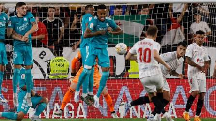 Éder Militao se abrió en la barrera y permitió que el tiro libre de Ivan Rakitic pasara sin problemas para el 1-0 del Sevilla ante Real Madrid.