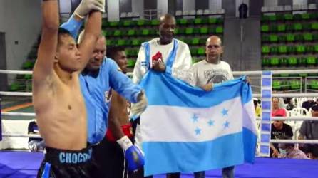 El hondureño Gerardo ‘El Chocolate‘ Sánchez celebrando su triunfo en Barranquilla contra el colombiano José Barrios.