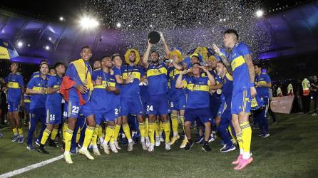 Jugadores de Boca Juniors celebrando con el trofeo de la Copa Argentina.