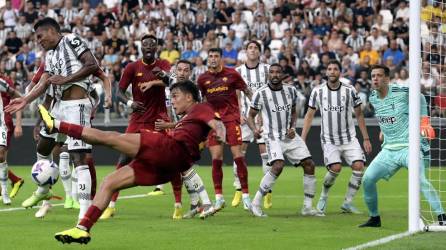 Paulo Dybala al momento de asistir a Tammy Abraham para el empate de la Roma 1-1 contra la Juventus.