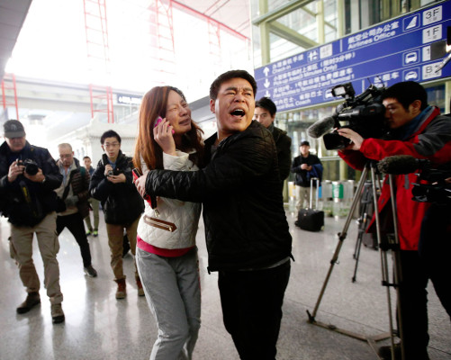 Familiares ansían noticias del avión de Malasia perdido con 239 personas