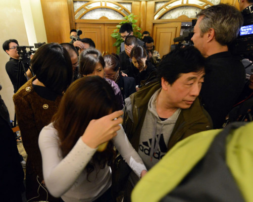 Encuentro tenso entre funcionarios y familiares de pasajeros de Malaysia Airlines