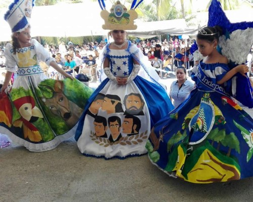 Impresionantes vestidos que demuestran cultura y patriotismo