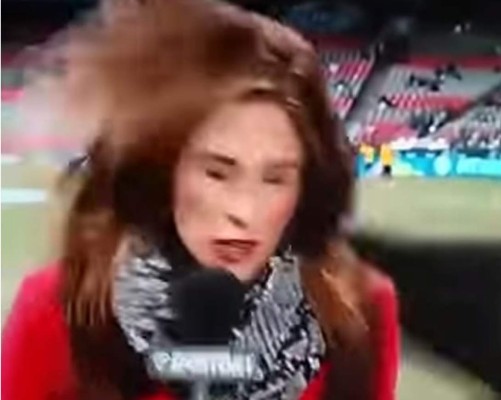 Video: Guapa periodista recibe pelotazo en la cabeza y no se apena