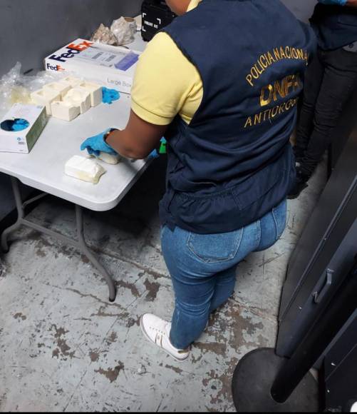 Dentro de encomienda agentes Antidroga de la Policía descubrieron presunta cocaína al interior de productos lácteos.