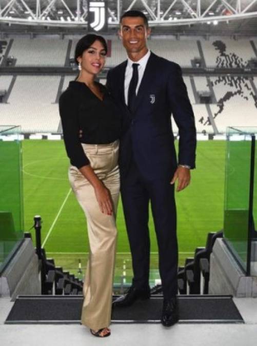 Tanto Cristiano como Georgina son muy cotizados para protagonizar campañas publicitarias para las compañías de alta costura. El futbolista, con más de 300 millones de seguidores en sus redes sociales y su pareja vivirá a unos 150 kilómetros de Milán, sede de varias casas de moda italiana.