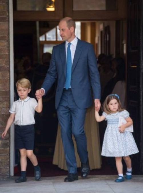 Los hijos mayores de los duques de Cambridge también robaron miradas. El príncipe George, con pantalones azul marino y camisa blanca con ribetes azules, quien iba a juego con su hermana, la princesa Charlotte, que llegó con el pelo suelto y vestido blanco con flores azules.