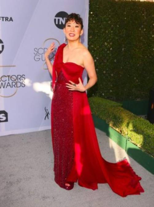 Sandra Oh, nominada a los SAG 2019 a mejor actriz en drama por la serie Killing Eve, deslumbró con un diseño rojo de Jenny Packham.