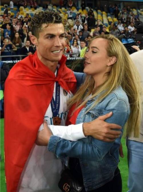 Cristiano Ronaldo con una fan suya. Foto AFP
