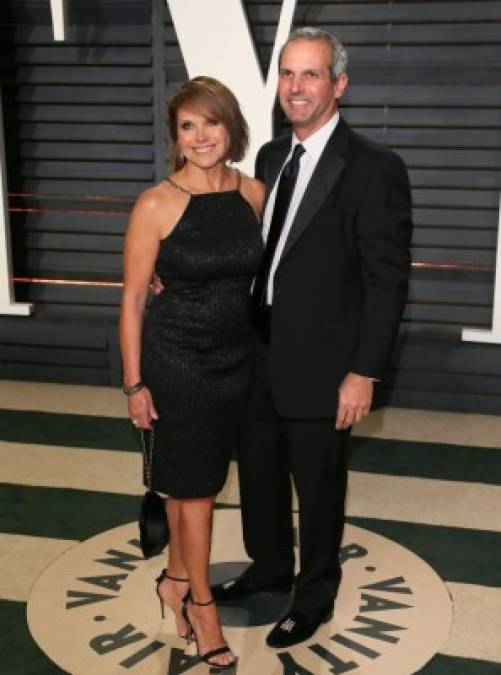 La periodista de Yahoo Global News Katie Couric y su esposo John Molner.