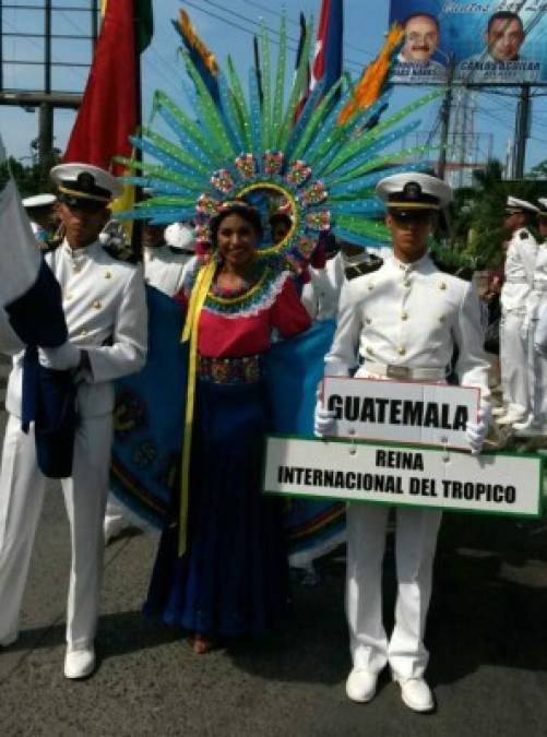 La representante de Guatemala en el Reinado Internacional del Trópico deleitó a los presentes con su traje típico.